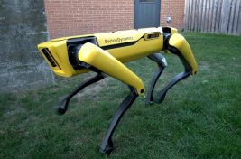 Робот SpotMini by Boston Dynamics.
